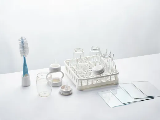 Feeding product cleaning station